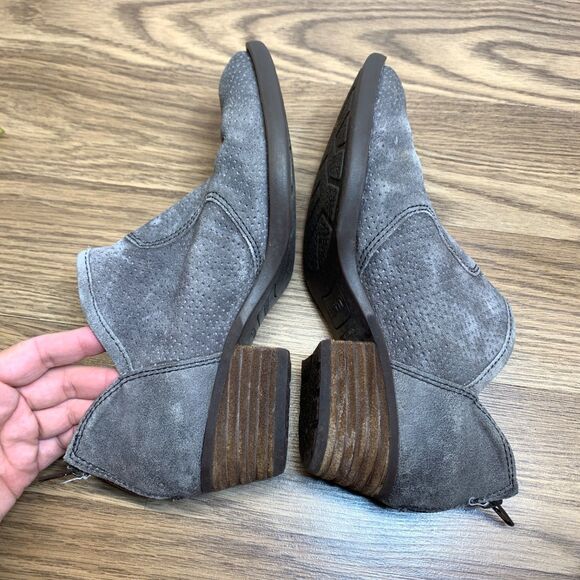 Born Boots Womens 7 M Ankle Bootie Beige Leather Distressed Back Zip F77060 - Picture 3 of 10